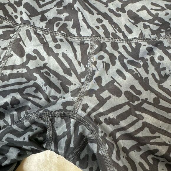 Lululemon Hot to Street Crop Biggie Brushed Animal Coal Black Legging Size 4 EUC - Picture 4 of 11